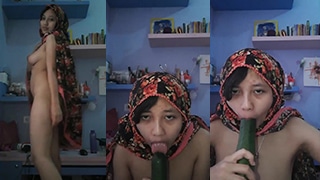 Image of Hijab Teen Gets Naked and Fingers Herself-LinkDeBhai2.in