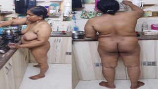 Image of Sensual mature mom posing nude in the kitchen-Linkdebhai.club