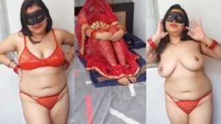 Seductive bhabhi sensually removes her saree thumbnail